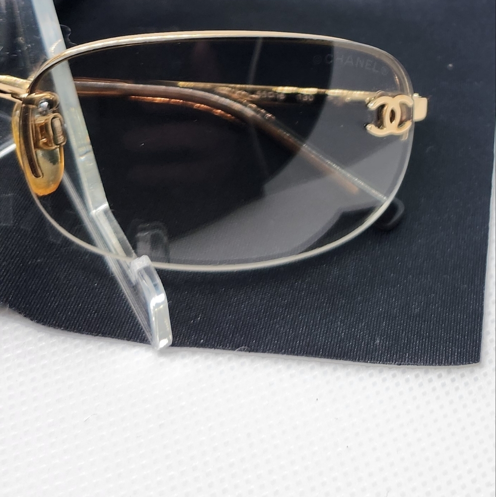 Chanel Sunglasses in pristine condition, exhibiting no blemishes. Model CH4099 - Picture 7 of 13